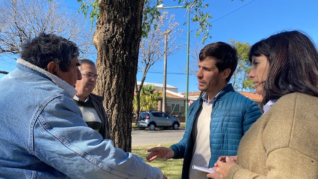 Concejales de Juntos por el Cambio dialogando con un vecino
