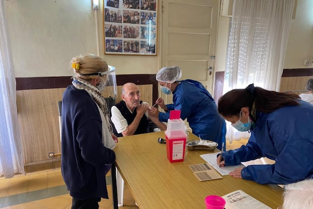 Segundas dosis en los geriátricos de Rafaela