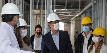 Rodolfo Suárez recorrió obras en el Hospital Central