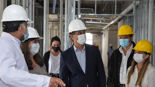 Rodolfo Suárez recorrió obras en el Hospital Central