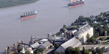 Desde las terminales del cordón industrial y la ciudad salen el 80 por ciento de las exportaciones. (DyN)