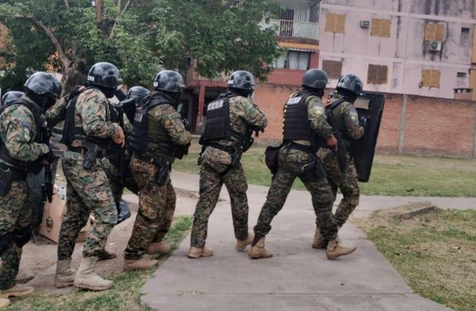 Avanza la investigación por el conflicto entre bandas en el Oeste II: allanamientos y evidencia clave