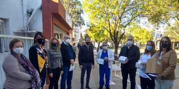 Calvo junto a autoridades y parte de los insumos y equipamiento donados al Hospital de Sunchales