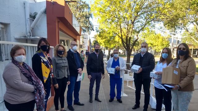 Calvo junto a autoridades y parte de los insumos y equipamiento donados al Hospital de Sunchales