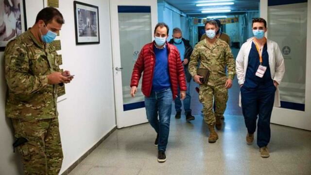 El falso médico llegó incluso a trabajar con el intendente de Río Cuarto, Juan Llamosas (de campera roja).