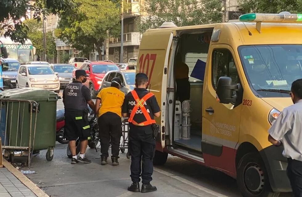 Córdoba: la atropelló un colectivo mientras esperaba en un centro de tests de covid