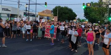 La calle quedó cortada al caer la tarde debido a la manifestación. (@rodrigomiro76)