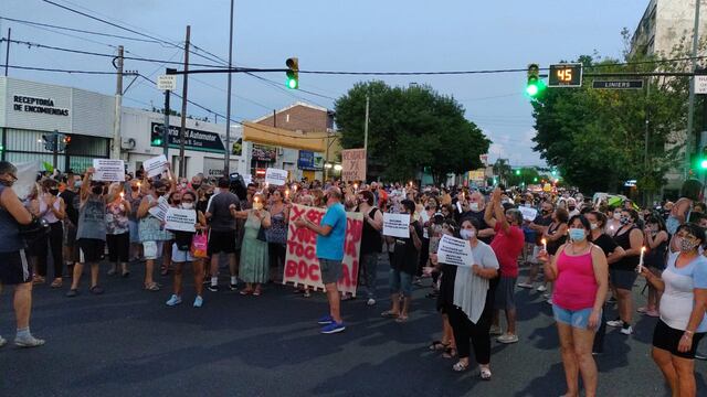 La calle quedó cortada al caer la tarde debido a la manifestación. (@rodrigomiro76)
