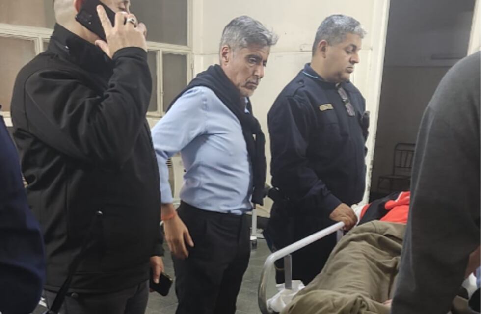 Intentaban recuperar un auto robado en Córdoba y fueron atacados a ladrillazos: un policía perdió un ojo