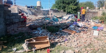 Córdoba: colapsó el techo de una vivienda en Villa El Libertador tras una presunta explosión. (Policía)