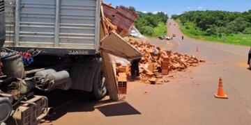 Garuhapé: camión volcó su carga de ladrillos sobre la Ruta Nacional N°12.