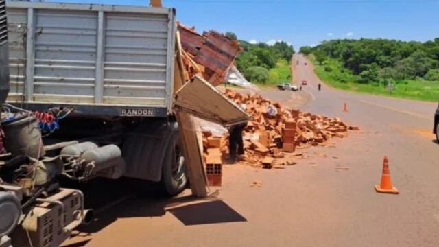Garuhapé: camión volcó su carga de ladrillos sobre la Ruta Nacional N°12.