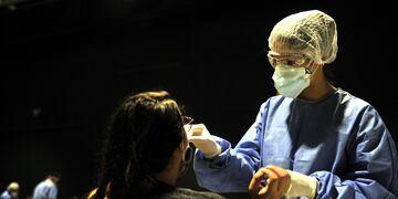 Docentes porteños se realizan testeos de Covid-19 en el predio de La Rural. (Clarín)