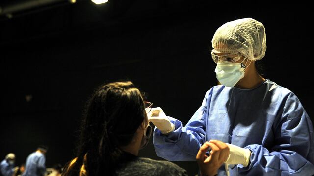 Docentes porteños se realizan testeos de Covid-19 en el predio de La Rural. (Clarín)