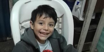 El pequeño Gabriel espera poder realizar el tratamiento para poder caminar
