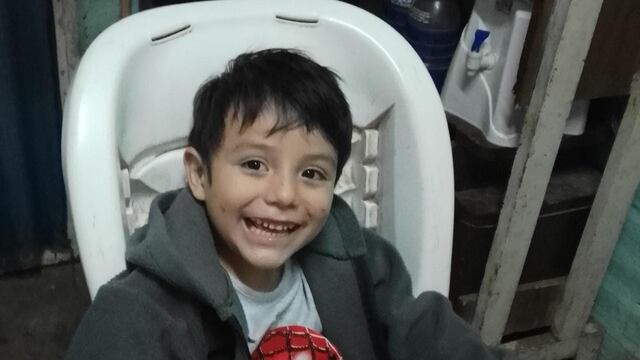El pequeño Gabriel espera poder realizar el tratamiento para poder caminar
