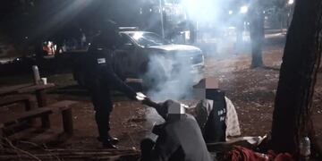 En esta víspera, la Patrulla Urbana se acercó a personas en situación de calle en Puerto Iguazú.