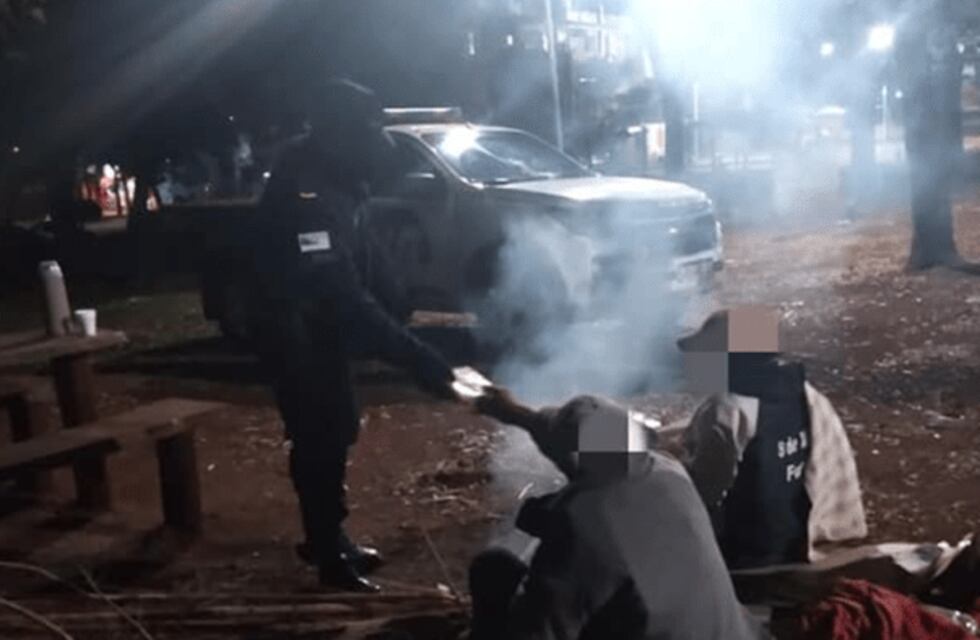 En esta víspera, la Patrulla Urbana se acercó a personas en situación de calle en Puerto Iguazú