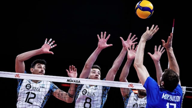 La Selección Argentina de vóley perdió 3-1 con Rusia, bicampeón en la Liga de Naciones. El Sanjuanino Lima y el mendocino Loser en pleno bloqueo.