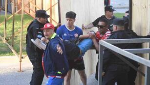 Simpatizantes tatengues trasladaron al nene herido en medio de los disturbios.