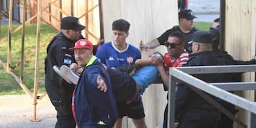 Simpatizantes tatengues trasladaron al nene herido en medio de los disturbios.