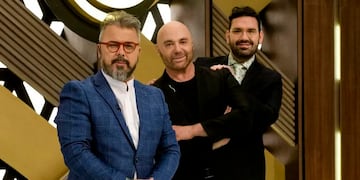 Rodolfo recibió el delantal negro y se sorprendió.