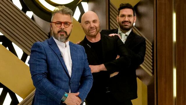 Rodolfo recibió el delantal negro y se sorprendió.