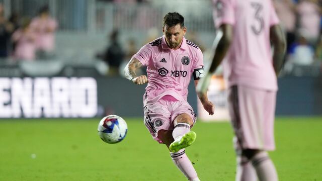 Lionel Messi ejecuta el tiro libre del 2-1 de Inter Miami ante Cruz Azul de México. (AP)