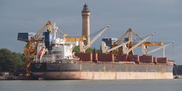 El buque ST Pinot tiene bandera de las Islas Marshall y quedó anclado en Kwinana.