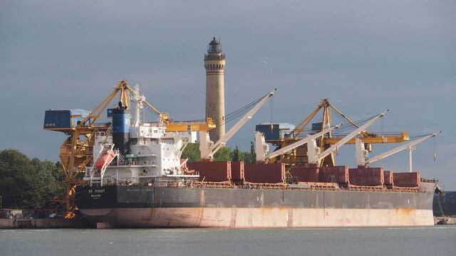 El buque ST Pinot tiene bandera de las Islas Marshall y quedó anclado en Kwinana.