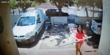 Imágenes de la cámara cuando la sanjuanina destrozaba la ventana de casa del Barrio Foeva.