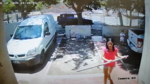 Imágenes de la cámara cuando la sanjuanina destrozaba la ventana de casa del Barrio Foeva.