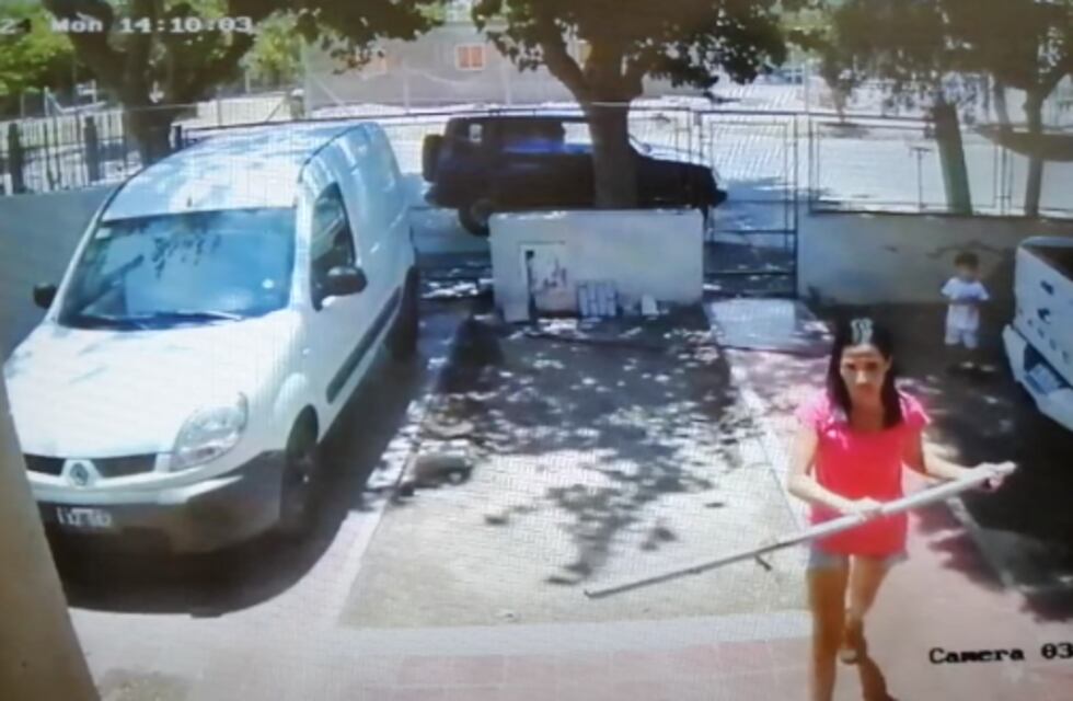 Una mujer destrozó dos camionetas y parte de la casa donde vive su expareja luego que se negara a abrirle la puerta
