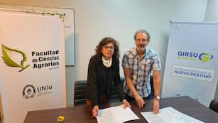 La decana de la Facultad de Ciencias Agrarias, Noemí Bejarano, y el presidente de la empresa estatal GIRSU Jujuy, Leandro Álvarez, acordaron poner en marcha nuevas líneas de acción conjunta para fortalecer la cooperación técnica y la formación ambiental en la provincia.