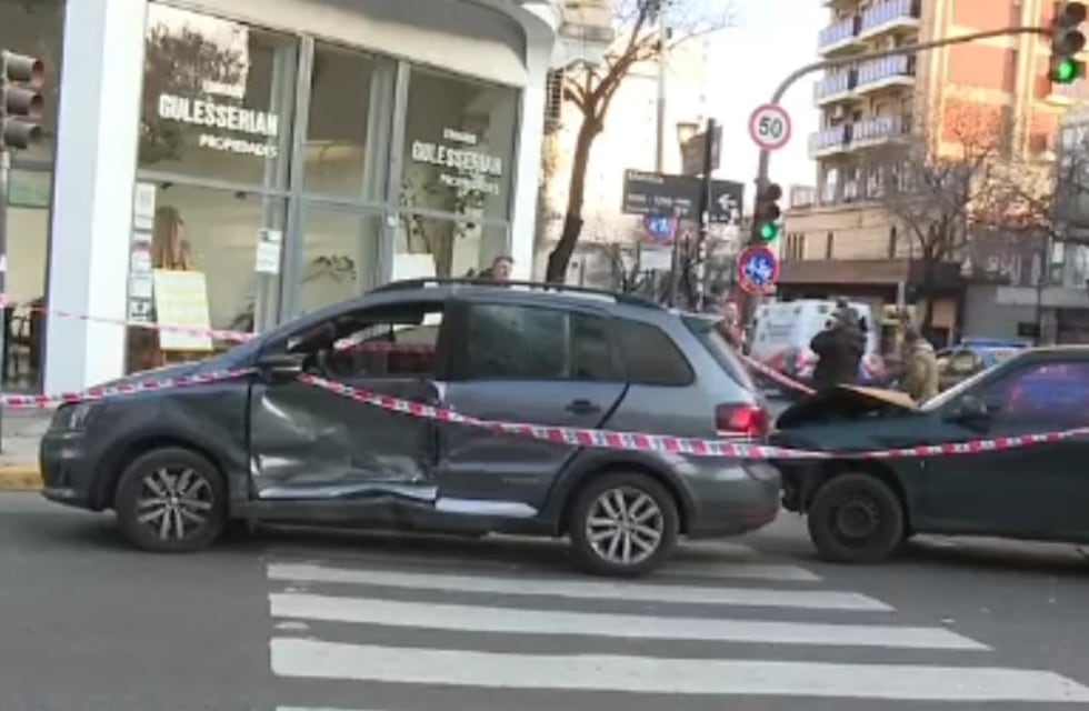 Una ambulancia iba a atender un choque, cruzó un semáforo en rojo y mató a un motociclista