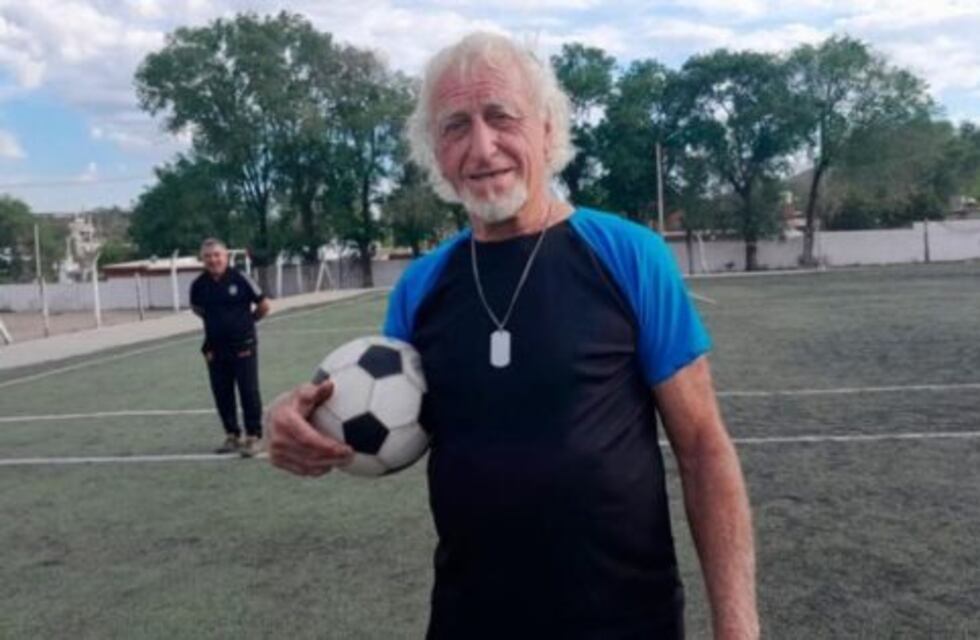 Viral en Córdoba: tiene 73 años, fue suplente de su hijo y la “descosió” en un torneo de fútbol