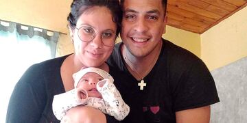Fernando Valle Onna y Yael Godoy junto a su hija Maia