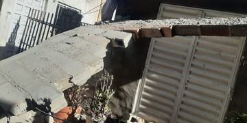 La pared se cayó casi completa sobre un pasillo.