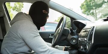 Una comodorense encontró a un ladrón dentro de su auto y lo encerró.