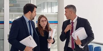 Gastón Ávila, Valeria Haurigot y Franco Carbone fueron al Centro de Justicia Penal a presentar la evidencia recabada desde noviembre.