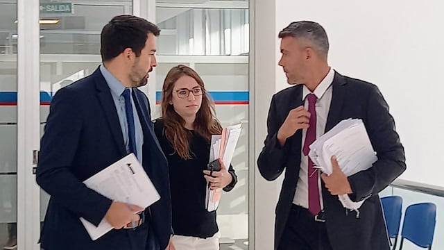 Gastón Ávila, Valeria Haurigot y Franco Carbone fueron al Centro de Justicia Penal a presentar la evidencia recabada desde noviembre.