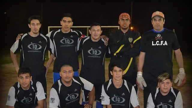 El hombre que falleció es, Abel Quintero, en la foto es el que tiene el equipo de Boca Jr. y pañuelo en la cabeza.