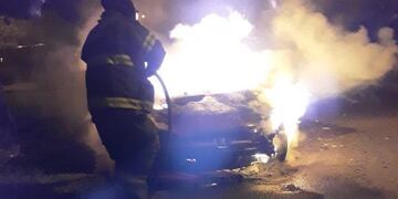 Investigan si el auto fue incendiado por una banda de quemacoches.
