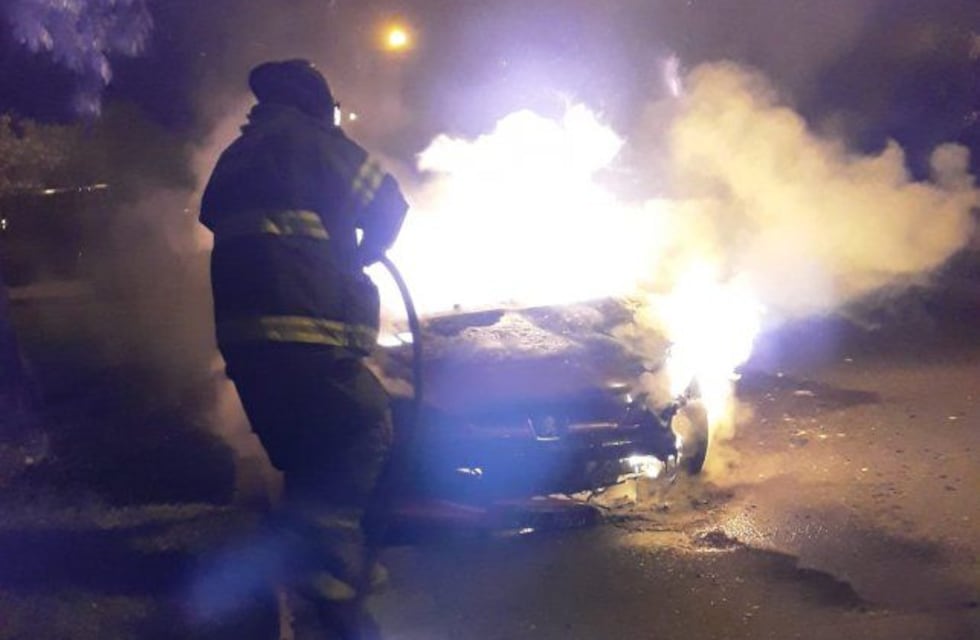 Fuego en Rosario: un auto quedó completamente destruido en el barrio Domingo Matheu