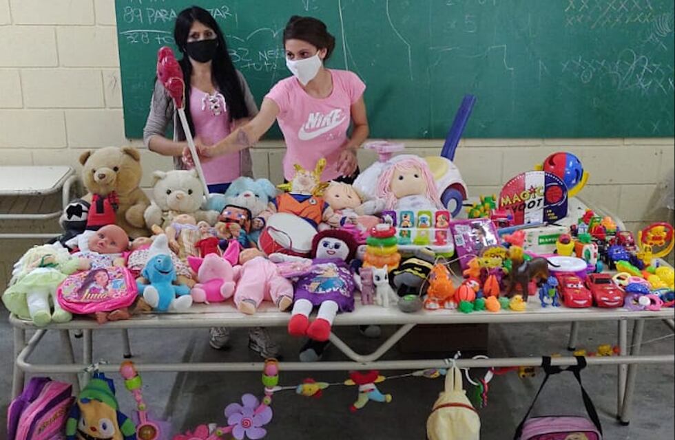 Internas de la cárcel de Azul restauran juguetes y confeccionan tapabocas para chicos