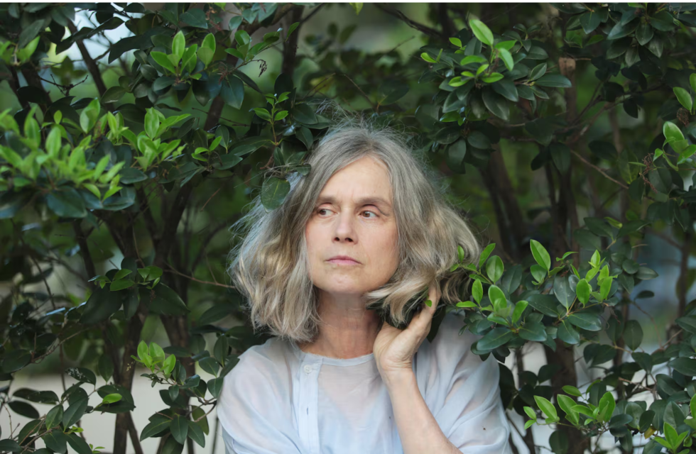 Quién es Juana Molina, la cantante y actriz que conquista con su personaje de En El Barro de Netflix