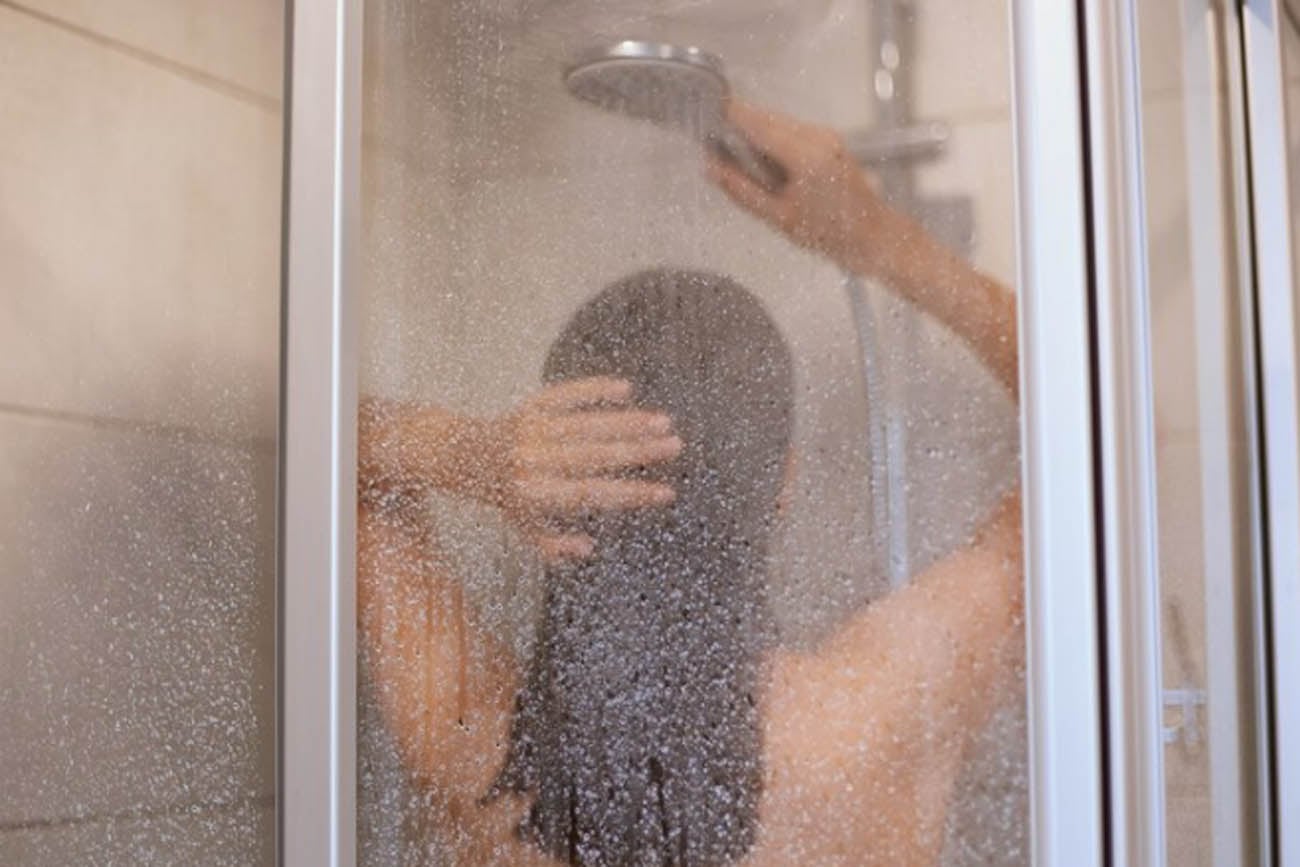 No olvidemos mantener nuestras duchas a no más de cinco minutos. Foto: Freepik