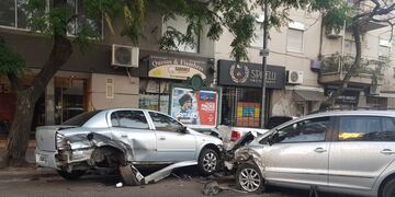 Así quedaron los vehículos totalmente destruidos tras el choque en horas de la madrugada. Twitter @TransitoTwiit