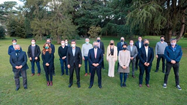 La imagen del presidente Alberto Fernández con intendentes del sur del GBA en Almirante Brown después de las PASO.