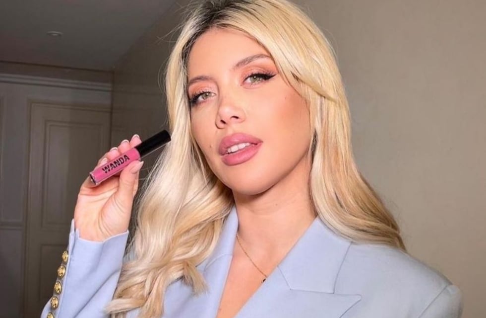 Wanda Nara se anudó la remera y sorprendió frente al espejo en ropa interior: “Buenos días”